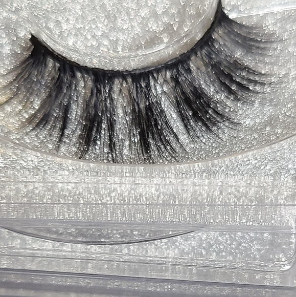 Lash strips - Picture 1 of 8